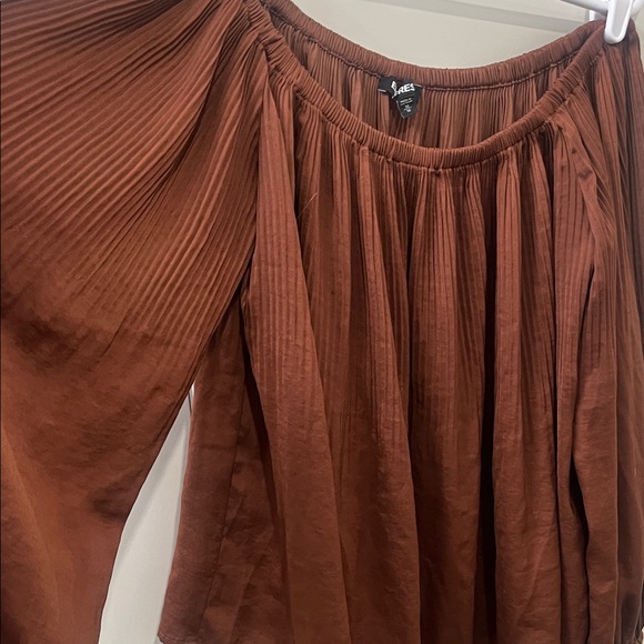 Express: Elegant Brown Pleated Off Shoulder Top - Picture 4 of 6